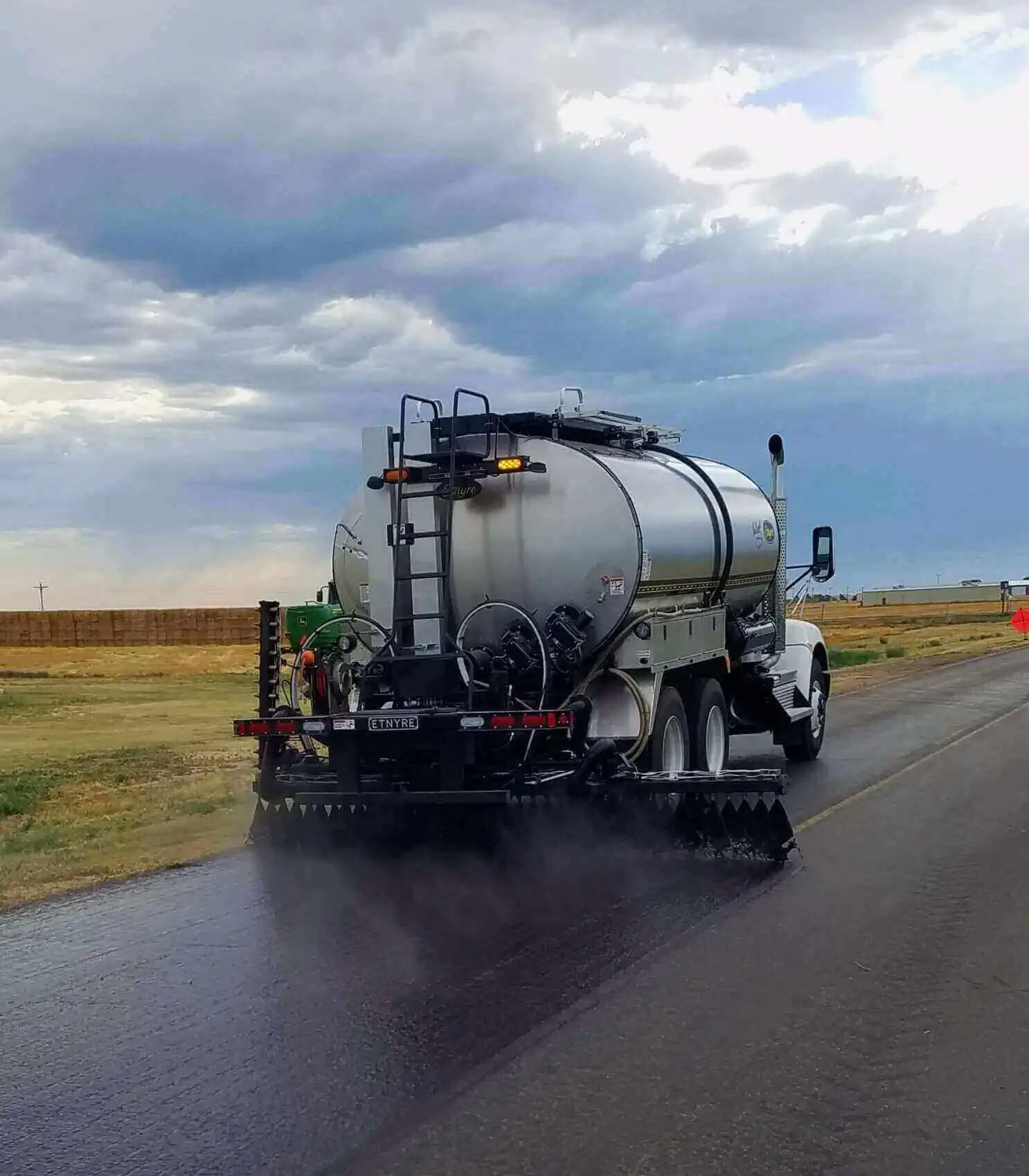 Etnyre asphalt distributor