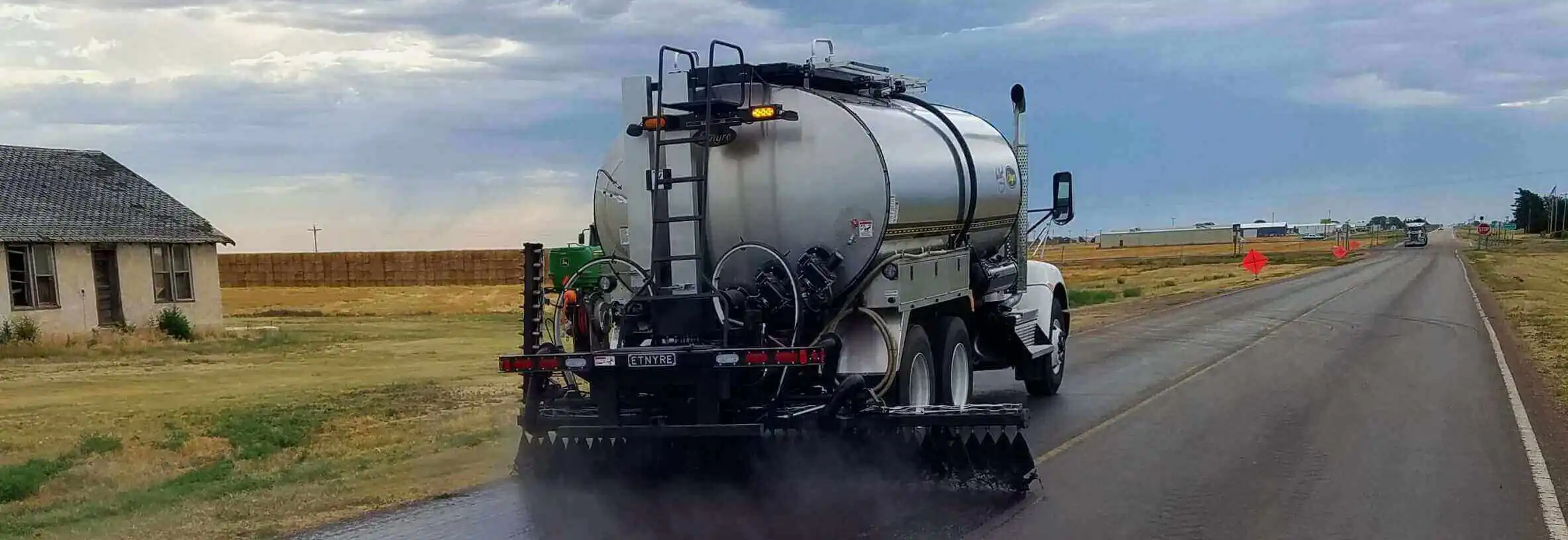 Etnyre asphalt distributor